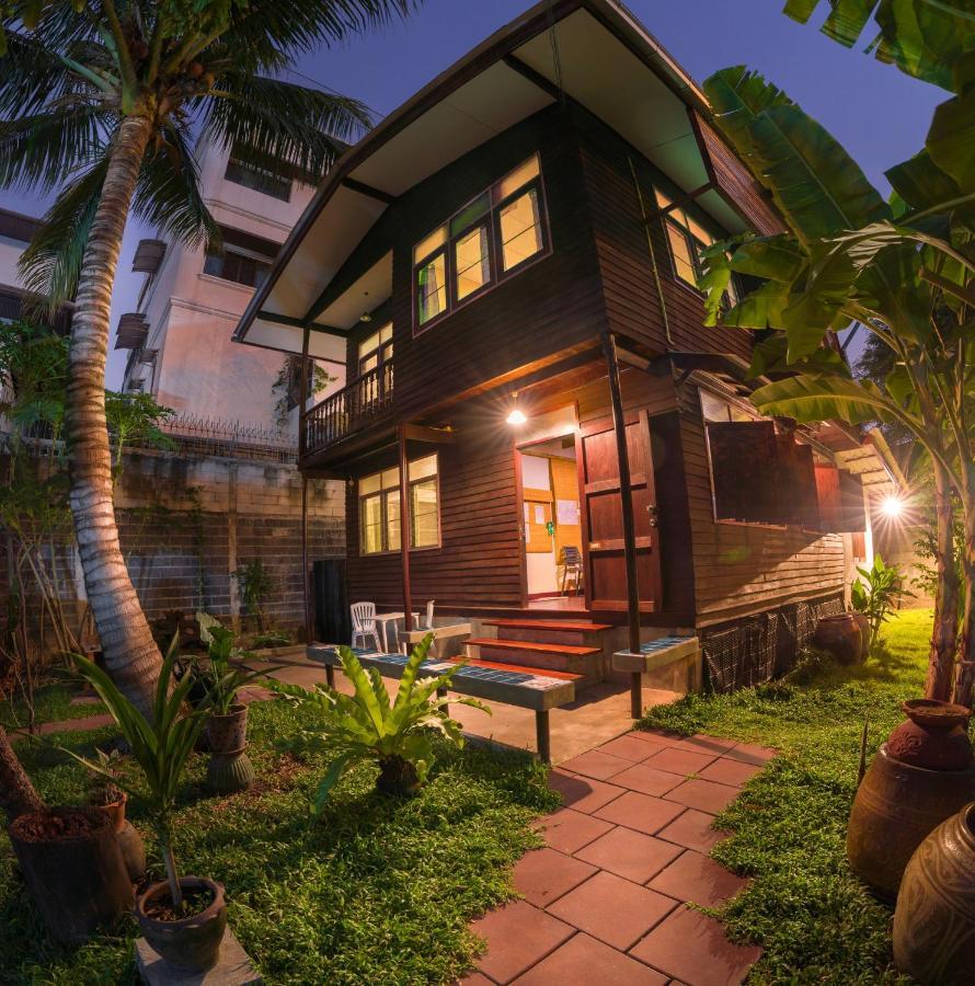 Yesterday Sathon Bangkok Exterior foto